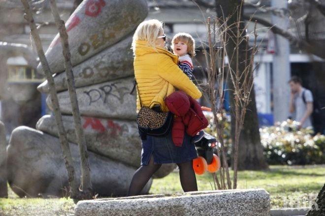 Лора Крумова не пуска сина си на градина, гледа го прабаба му