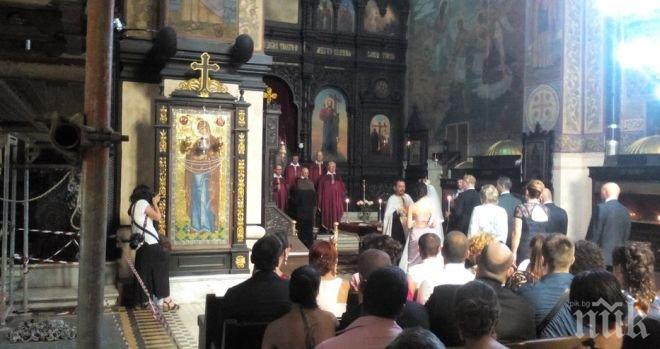 Супер скандал! Във варненската катедрала в момента тече сватба, точно до обраната икона (СНИМКИ)