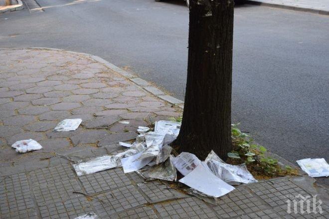 Вандали изпокъсаха некролози в центъра на Кърджали, поругаха паметта на покойниците