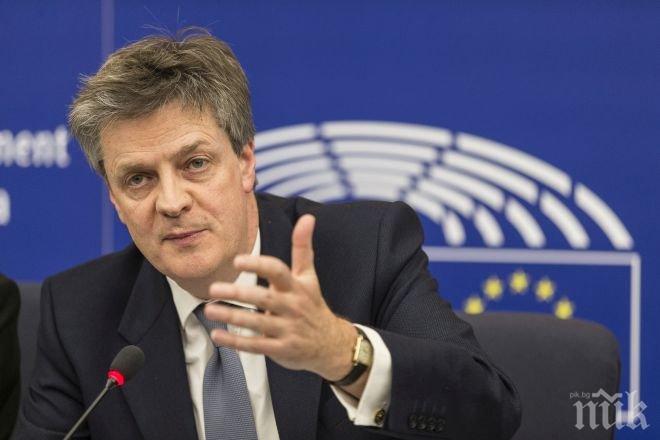 Британският еврокомисар Джонатан Хил е подал оставка