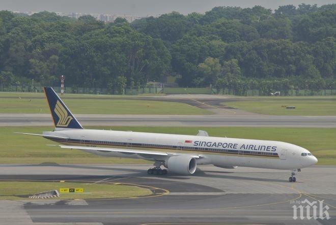 Самолет на сингапурските линии се е запалил при аварийно кацане