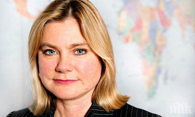 Британски министър се обяви за открита лесбийка 