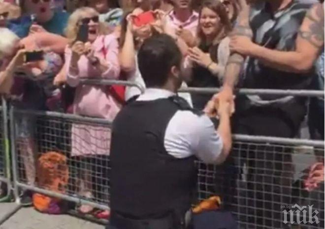 Лондонски полицай предложи брак на партньора си по време на гей парада