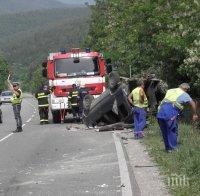 Челен сблъсък с ТИР взе две жертви, други двама са в болница 