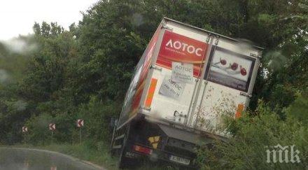 почна тир излетя пътя заради мокрия асфалт