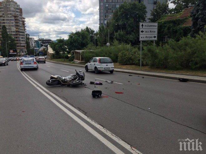 ПЪРВО В ПИК! Моторист се размаза зловещо в София - Опел му отне предимството и го прати в болница (СНИМКИ) 