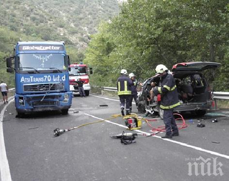 Лозарево потъна в скръб: Погребаха майка на три деца, загинала при жестокия удар с тир
