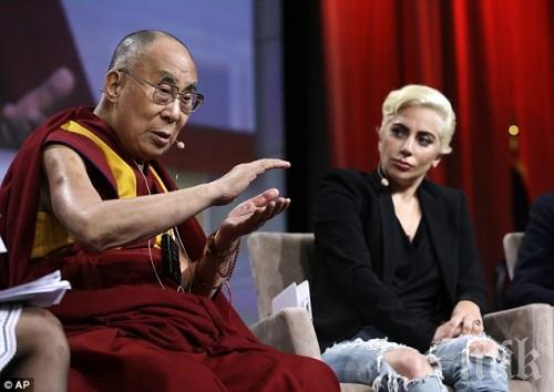 Лейди Гага се облече като нормална жена заради Далай Лама
