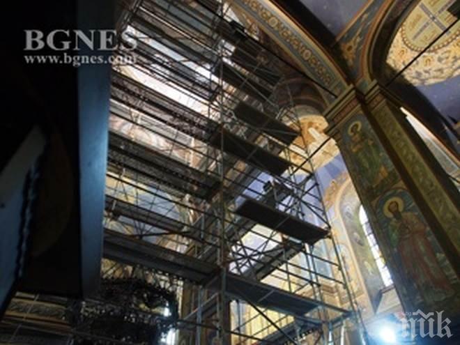 ПИК TV: Реставрират по спешност стенописите на катедралата във Варна