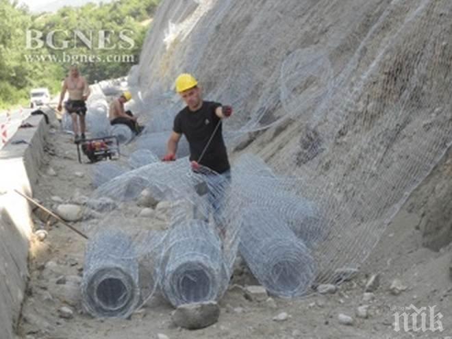 ПИК TV: Мрежи опасват ската на Е-79 при Симитли, тунелът - осветен и боядисан