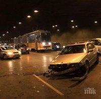 Млада шофьорка катастрофира тежко в тунела на 