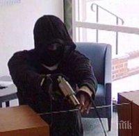 Въоръжен грабеж в Пловдив! Маскирани насочиха пистолет към продавача