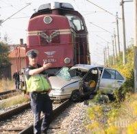Влак удари кола с двама души край Исперих
