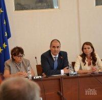 Цветанов призова институциите да са като юмрук в борбата с наркотиците (СНИМКИ)