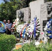 Футболистите на Левски ридаят над гроба на Гунди: 45 години болката остава