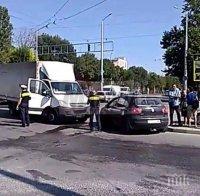 Меле в Пловдив! Камион и кола се удариха преди минути (ВИДЕО)