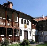 Роми душат поп за 200 лева 