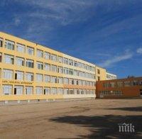 Учителка от Враца изперка! Карала колегите да се събуват пред класната стая