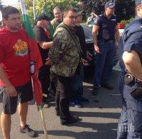 ЕКСКЛУЗИВНО В ПИК! Мъже с военни дрехи нападнаха протестиращи срещу „Нощните вълци“ в Бургас