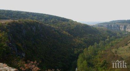 страшна трагедия жена загина мъж тежко ранен падане скала бургаско