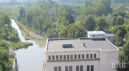 ентусиасти чистят язовир копринка