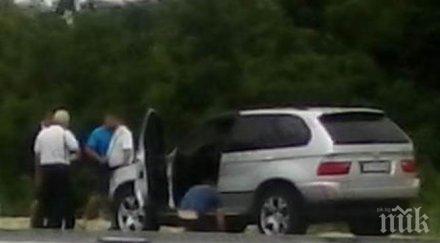 каръци нагли крадци задигнаха бмв дома полицаи бензинът свърши магистралата