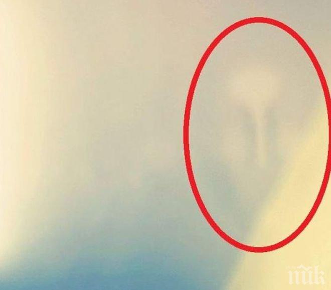 Приложение за смартфон хвана призрак на семейна снимка