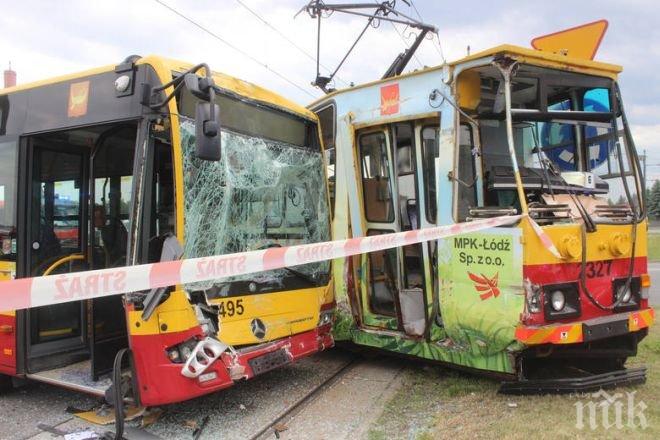 Зверско меле: 25 ранени след катастрофа между автобус и трамвай (СНИМКИ)