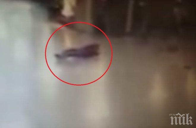 ШОКИРАЩО ВИДЕО: Прострелян от полицаите атентатор се взривява на летище Ататюрк! (18+)