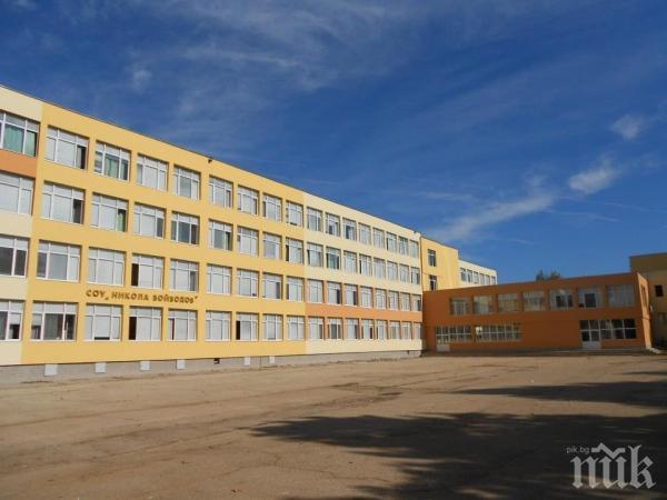 Учителка от Враца изперка! Карала колегите да се събуват пред класната стая