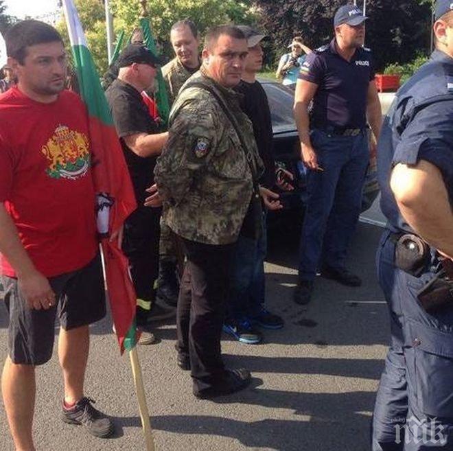 ЕКСКЛУЗИВНО В ПИК! Мъже с военни дрехи нападнаха протестиращи срещу „Нощните вълци“ в Бургас