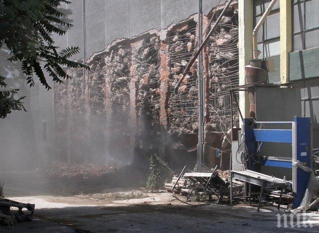 Срутиха фабриката на Каменица (СНИМКИ)