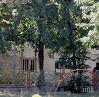 Куриоз: Кметство бута с багер своя къща