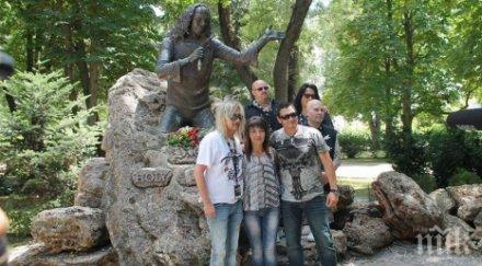 аксел руди пел бандата положиха цветя паметника рони джеймс дио каварна