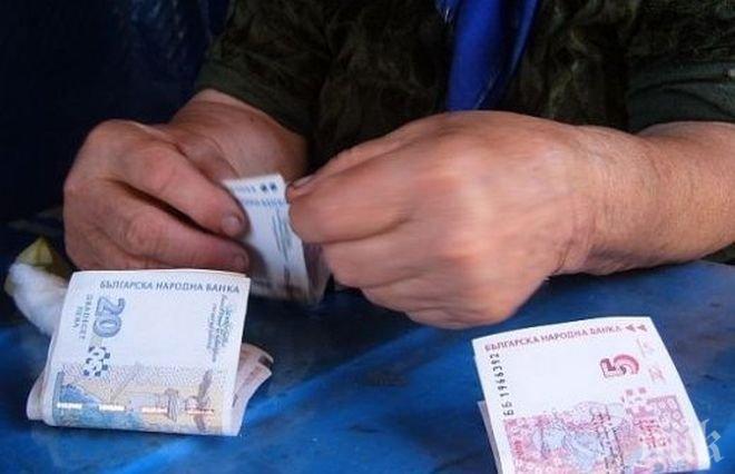 Пак се случи! Баба метна от балкона 7750 лева на непознат