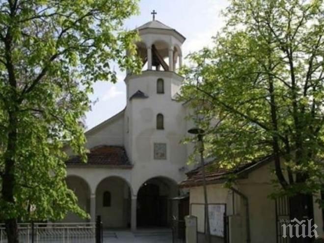 СКАНДАЛНО! Поп клептоман окраде църква (СНИМКА)