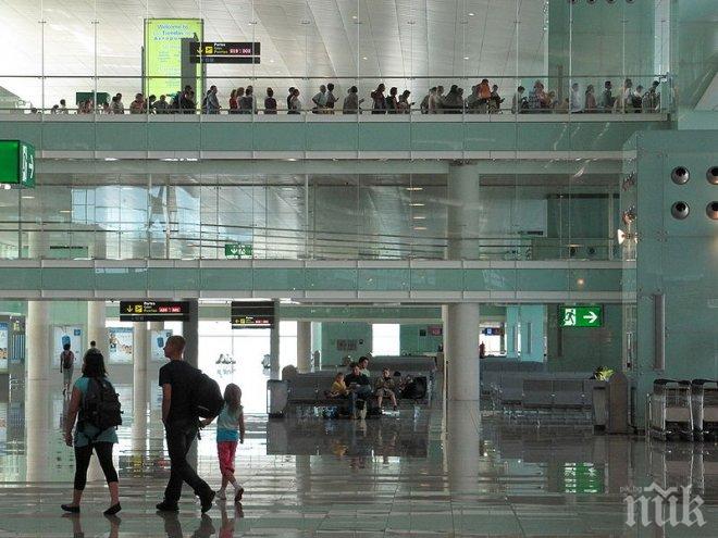 Хаос на летището в Барселона наложи намеса на полицията