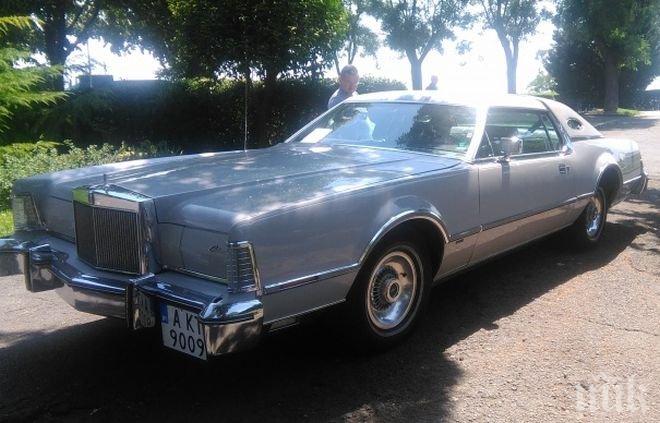 Линкълн и „Мустанг” със златни дръжки на парада на ретроавтомобили