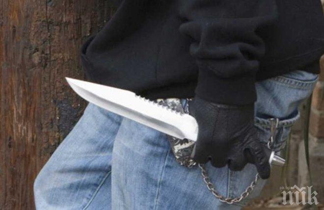Див екшън в Бургас! Въоръжен с нож гони млад мъж и крещи: Ще те убия!