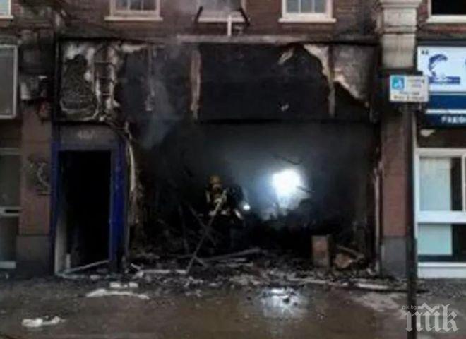 Екшън! Кола се разби в магазин в Лондон и предизвика пожар 