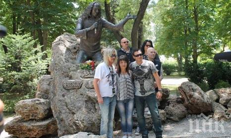 Аксел Руди Пел и бандата му положиха цветя пред паметника на Рони Джеймс Дио в Каварна