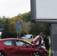 Шофьор без книжка заби Ауди в билборд, двама братя пострадаха
