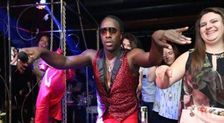 алфредо торес съблече мацки клуб снимки