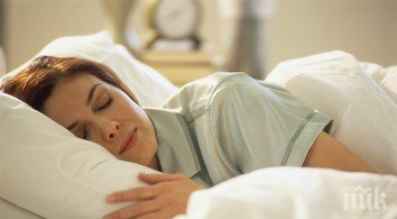 пет причини спите голи