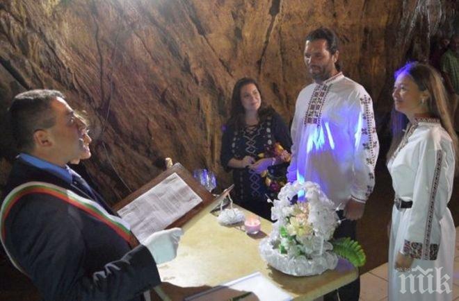 Вечна любов! Двойки се женят на 140 метра под земята у нас и не се разделят
