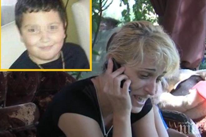 ИЗВЪНРЕДНО ОТ ДУПНИЦА! Майката на отвлечения Иван се заля с бензин, пробва да се запали!
