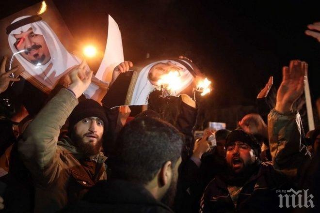 До джамията в саудитсткия град Катиф са намерени останките на трима души