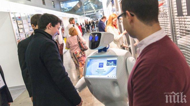 Робот екскурзовод посреща гости в московски музей, говори и може да се шегува