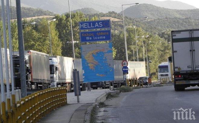 Хванаха бежанци на гръцката граница, скрити в товарен камион
