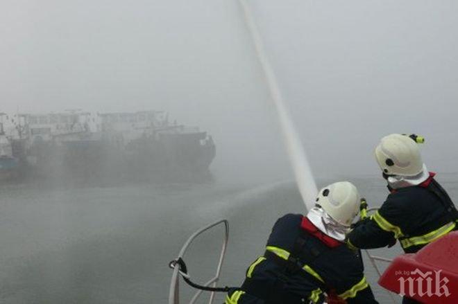 Румънски самоход пламна на пристанище край Русе
